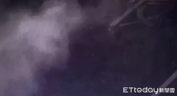 ▲▼左營舊城圓環竄白煙，目擊民眾嚇壞 。（圖／記者許宥孺翻攝）