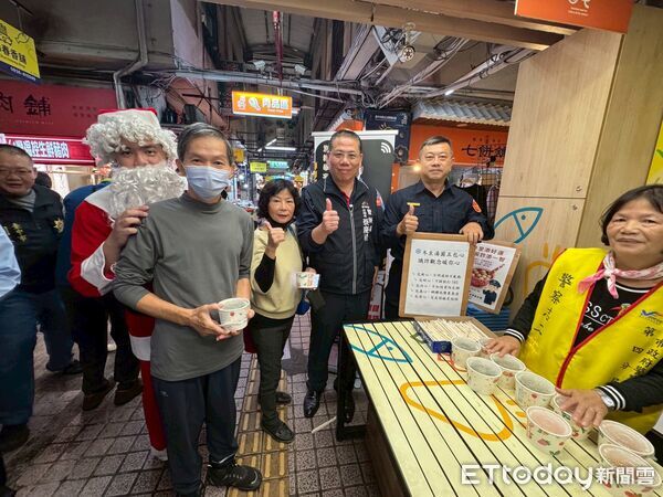 ▲▼台中警四分局長市場送200碗暖心湯圓，不忘宣導反詐騙。（圖／警方提供，下同）