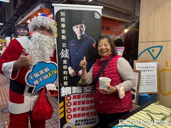 ▲▼台中警四分局長市場送200碗暖心湯圓，不忘宣導反詐騙。（圖／警方提供，下同）