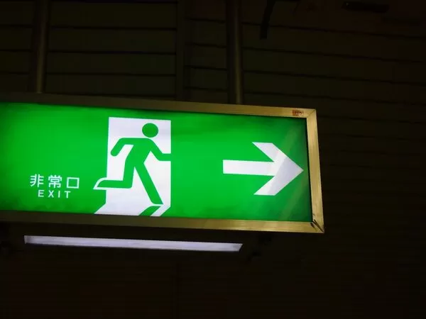 網友透露緊急出口小綠人源自日本，由於檢討火災慘痛教訓，才設計通用的逃生標誌。（示意圖，photoAC）