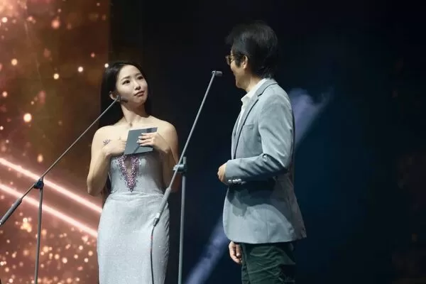 ▲▼郭書瑤與金馬導演魏德聖同台頒獎。（圖／混血兒娛樂提供）