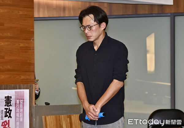 ▲黃國昌21日替北市隨機殺人案默哀。（圖／記者李毓康攝）