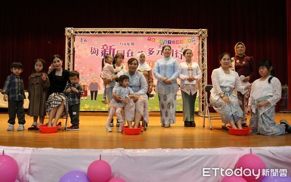 ▲台南市家庭教育中心在大港國小舉辦「甜蜜蜜家庭日」，新住民家庭齊聚歡度冬至佳節。（記者林東良翻攝，下同）