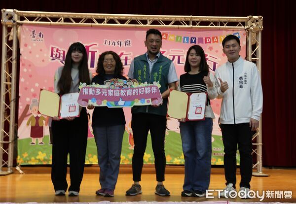 ▲台南市家庭教育中心在大港國小舉辦「甜蜜蜜家庭日」，新住民家庭齊聚歡度冬至佳節。（記者林東良翻攝，下同）