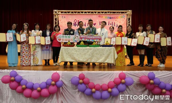 ▲台南市家庭教育中心在大港國小舉辦「甜蜜蜜家庭日」，新住民家庭齊聚歡度冬至佳節。（記者林東良翻攝，下同）