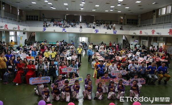 ▲台南市家庭教育中心在大港國小舉辦「甜蜜蜜家庭日」，新住民家庭齊聚歡度冬至佳節。（記者林東良翻攝，下同）
