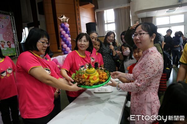 ▲台南市家庭教育中心在大港國小舉辦「甜蜜蜜家庭日」，新住民家庭齊聚歡度冬至佳節。（記者林東良翻攝，下同）