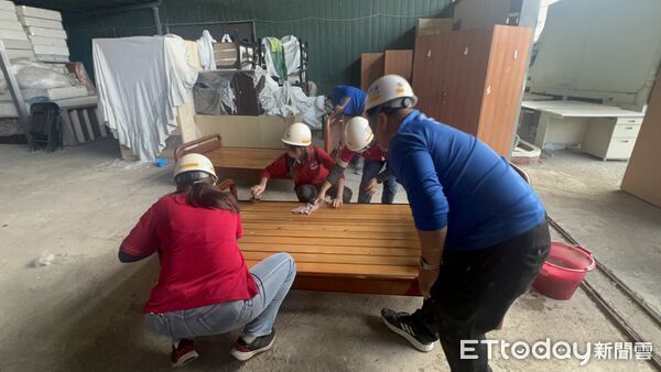▲冬至當天修繕不停歇，做工行善團志工為鹽水區獨居長者完成第320戶住屋修繕。（記者林東良翻攝，下同）