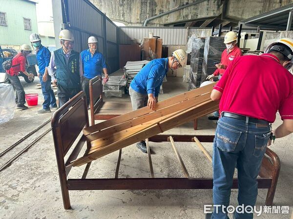 ▲冬至當天修繕不停歇，做工行善團志工為鹽水區獨居長者完成第320戶住屋修繕。（記者林東良翻攝，下同）