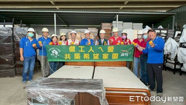 ▲冬至當天修繕不停歇，做工行善團志工為鹽水區獨居長者完成第320戶住屋修繕。（記者林東良翻攝，下同）