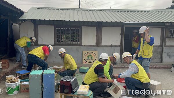 ▲冬至當天修繕不停歇，做工行善團志工為鹽水區獨居長者完成第320戶住屋修繕。（記者林東良翻攝，下同）