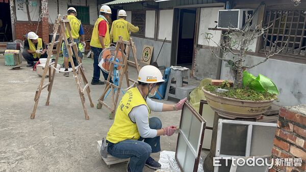 ▲冬至當天修繕不停歇，做工行善團志工為鹽水區獨居長者完成第320戶住屋修繕。（記者林東良翻攝，下同）