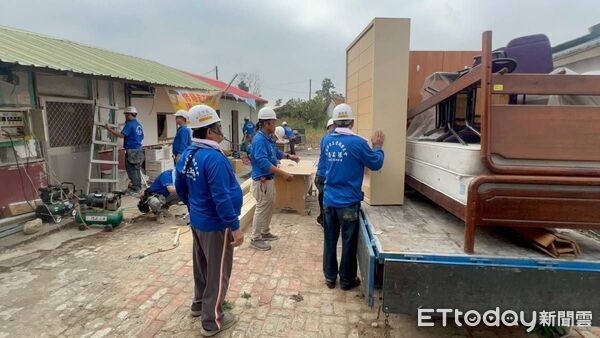 ▲冬至當天修繕不停歇，做工行善團志工為鹽水區獨居長者完成第320戶住屋修繕。（記者林東良翻攝，下同）