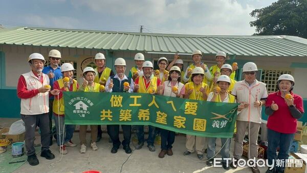 ▲冬至當天修繕不停歇，做工行善團志工為鹽水區獨居長者完成第320戶住屋修繕。（記者林東良翻攝，下同）