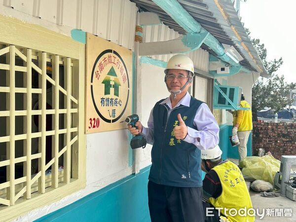 ▲冬至當天修繕不停歇，做工行善團志工為鹽水區獨居長者完成第320戶住屋修繕。（記者林東良翻攝，下同）