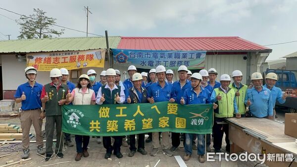▲冬至當天修繕不停歇，做工行善團志工為鹽水區獨居長者完成第320戶住屋修繕。（記者林東良翻攝，下同）
