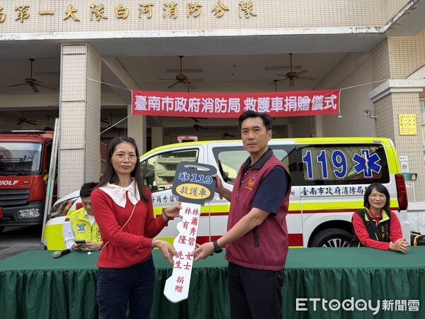 ▲白河林蕭秀碧老夫人子女代為完成母親生前宏願，捐贈全新救護車並正式交付消防局投入救護任務。（記者林東良翻攝，下同）