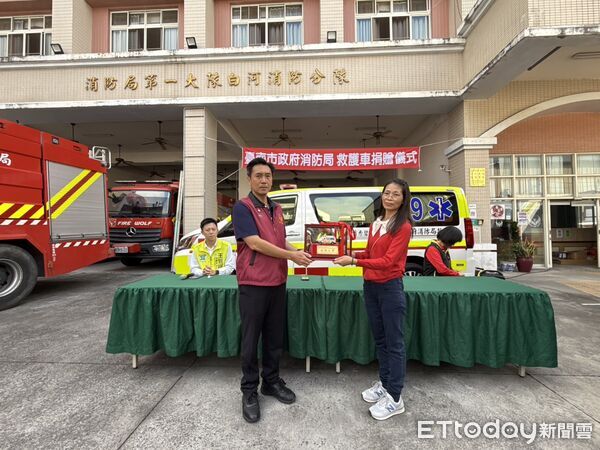 ▲白河林蕭秀碧老夫人子女代為完成母親生前宏願，捐贈全新救護車並正式交付消防局投入救護任務。（記者林東良翻攝，下同）
