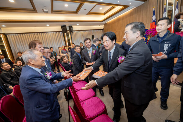 ▲▼總統賴清德在公開行程中親自發送「小橘書」。（圖／總統府提供）