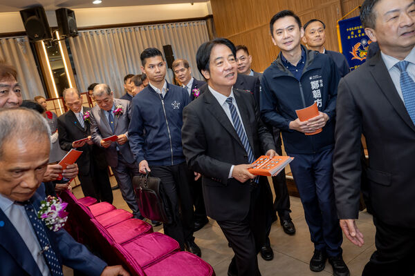 ▲▼總統賴清德在公開行程中親自發送「小橘書」。（圖／總統府提供）