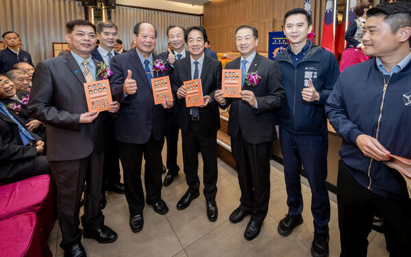 ▲▼總統賴清德在公開行程中親自發送「小橘書」。（圖／總統府提供）