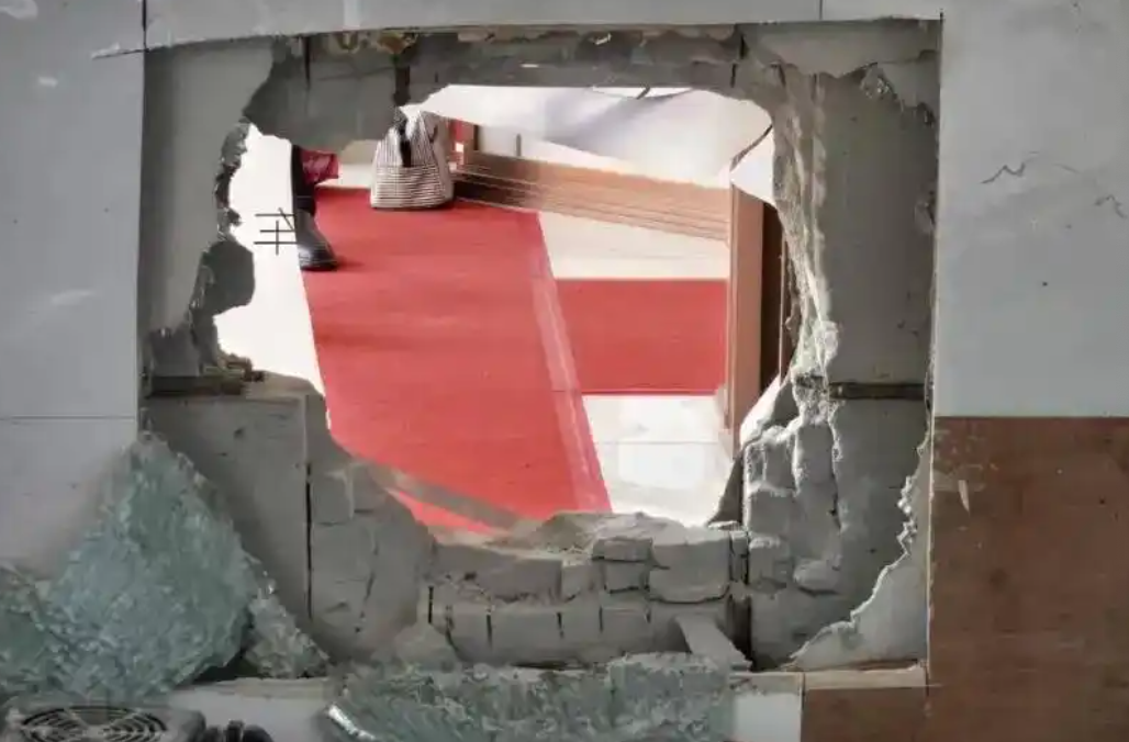 我家金店鑿出盜洞!陸警85小時迅速逮人 1300克黃金藏祖墳墓碑