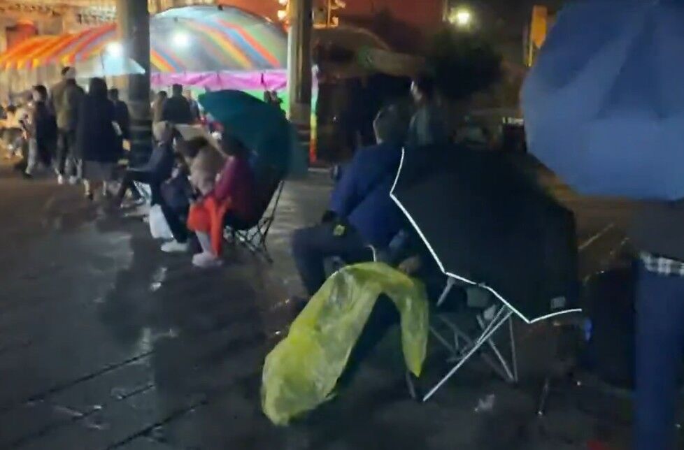 天赦日前搶點燈祈福! 信眾寒夜排27小時 鹿港天后宮湧現人龍