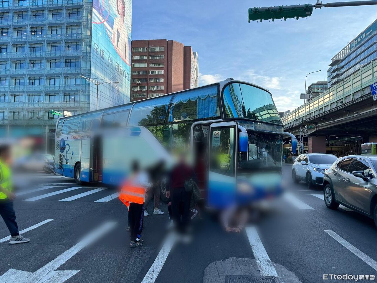 北市遊覽車右轉擊落單車!女騎士倒地破相擦挫傷 驚險瞬間曝
