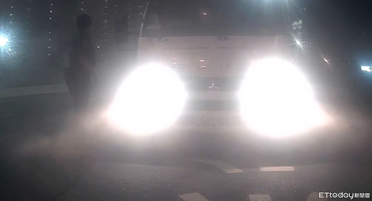 高雄舊城圓環狂竄白煙!網友驚嚇以為又是煙霧彈...警曝真相