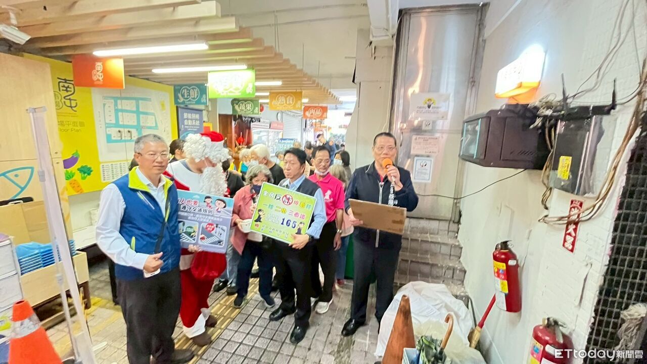 菜市仔送200碗暖心湯圓 台中警分局長國台語宣導反詐騙