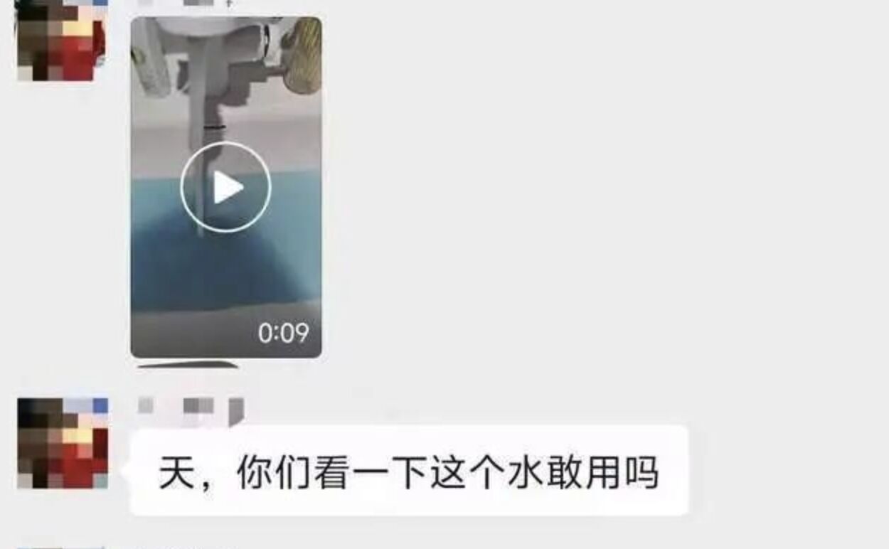 ▲貴州遵義某個社區內的自來水呈現「水藍色」。（圖／翻攝極目新聞）