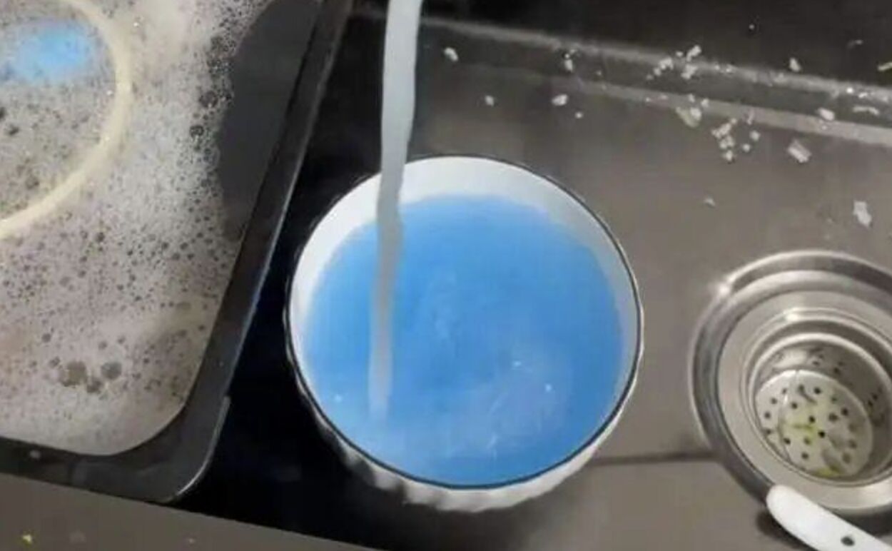 ▲貴州遵義某個社區內的自來水呈現「水藍色」。（圖／翻攝極目新聞）