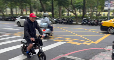 金曲歌手被目擊「騎腳踏車上班」！現身國父紀念館附近  0偽裝全被拍