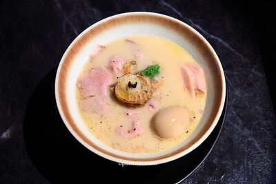 中山超夯排隊拉麵！微笑即可免費加麵