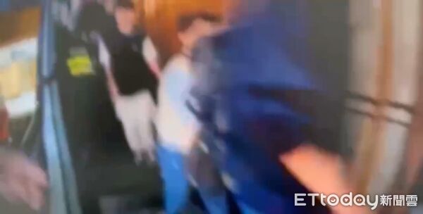 ▲▼     張文中山砍人 最新畫面曝光！警「逆向」衝手扶梯救援        。（圖／記者劉人豪攝）