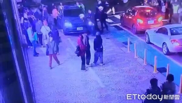 ▲▼     張文中山砍人 最新畫面曝光！警「逆向」衝手扶梯救援        。（圖／記者張君豪翻攝）