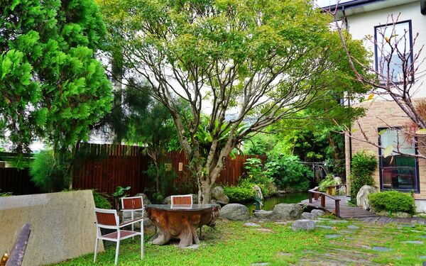 ▲▼花蓮木材工廠二代轉型「檜木居民宿」，以台灣檜木打造的木質調獨棟民宿，有肥美家貓叫起床，還有清粥小菜早餐招待。（圖／部落客Mika提供）