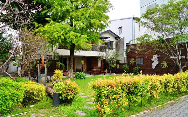 ▲▼花蓮木材工廠二代轉型「檜木居民宿」，以台灣檜木打造的木質調獨棟民宿，有肥美家貓叫起床，還有清粥小菜早餐招待。（圖／部落客Mika提供）