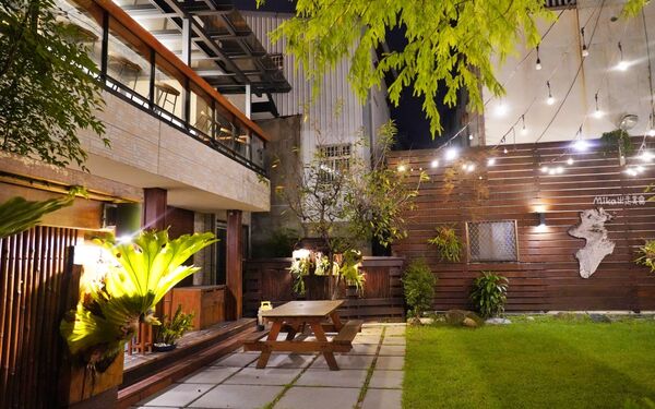 ▲▼花蓮木材工廠二代轉型「檜木居民宿」，以台灣檜木打造的木質調獨棟民宿，有肥美家貓叫起床，還有清粥小菜早餐招待。（圖／部落客Mika提供）