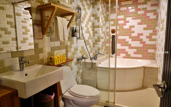 ▲▼花蓮木材工廠二代轉型「檜木居民宿」，以台灣檜木打造的木質調獨棟民宿，有肥美家貓叫起床，還有清粥小菜早餐招待。（圖／部落客Mika提供）