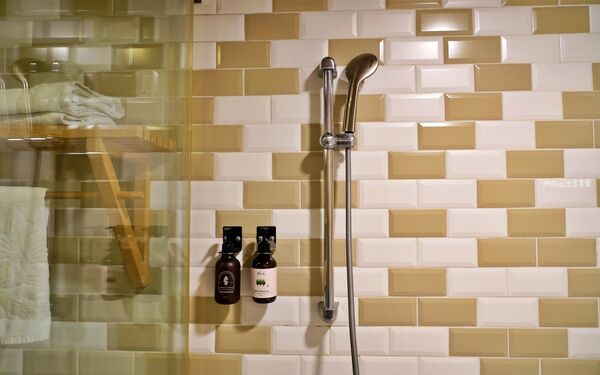 ▲▼花蓮木材工廠二代轉型「檜木居民宿」，以台灣檜木打造的木質調獨棟民宿，有肥美家貓叫起床，還有清粥小菜早餐招待。（圖／部落客Mika提供）