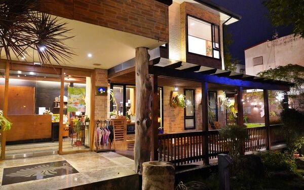 ▲▼花蓮木材工廠二代轉型「檜木居民宿」，以台灣檜木打造的木質調獨棟民宿，有肥美家貓叫起床，還有清粥小菜早餐招待。（圖／部落客Mika提供）