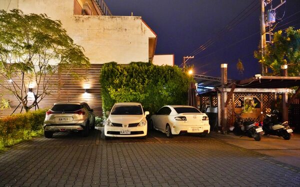 ▲▼花蓮木材工廠二代轉型「檜木居民宿」，以台灣檜木打造的木質調獨棟民宿，有肥美家貓叫起床，還有清粥小菜早餐招待。（圖／部落客Mika提供）