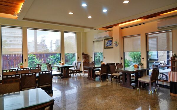 ▲▼花蓮木材工廠二代轉型「檜木居民宿」，以台灣檜木打造的木質調獨棟民宿，有肥美家貓叫起床，還有清粥小菜早餐招待。（圖／部落客Mika提供）