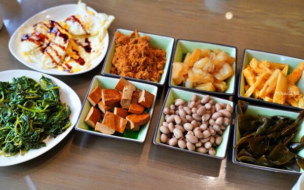 ▲▼花蓮木材工廠二代轉型「檜木居民宿」，以台灣檜木打造的木質調獨棟民宿，有肥美家貓叫起床，還有清粥小菜早餐招待。（圖／部落客Mika提供）