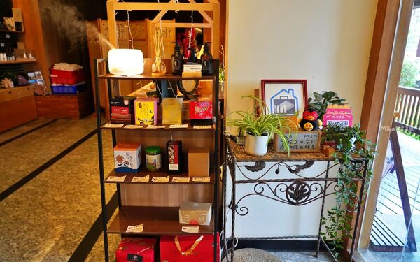 ▲▼花蓮木材工廠二代轉型「檜木居民宿」，以台灣檜木打造的木質調獨棟民宿，有肥美家貓叫起床，還有清粥小菜早餐招待。（圖／部落客Mika提供）