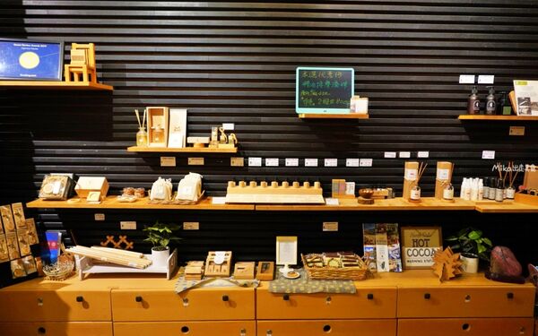 ▲▼花蓮木材工廠二代轉型「檜木居民宿」，以台灣檜木打造的木質調獨棟民宿，有肥美家貓叫起床，還有清粥小菜早餐招待。（圖／部落客Mika提供）