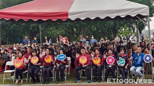 ▲台南市消防局第五大隊在歸仁保西國小舉辦防火體驗營，小朋友換上消防衣化身「小小消防員」。（記者林東良翻攝，下同）