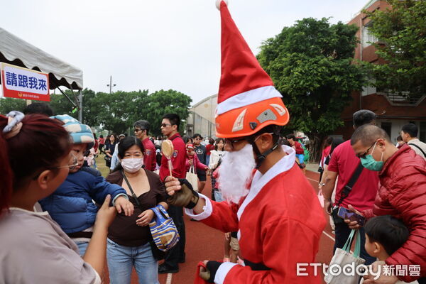 ▲台南市消防局第五大隊在歸仁保西國小舉辦防火體驗營，小朋友換上消防衣化身「小小消防員」。（記者林東良翻攝，下同）