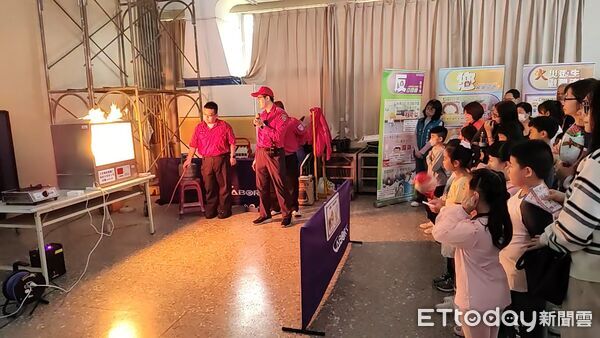 ▲台南市消防局第五大隊在歸仁保西國小舉辦防火體驗營，小朋友換上消防衣化身「小小消防員」。（記者林東良翻攝，下同）